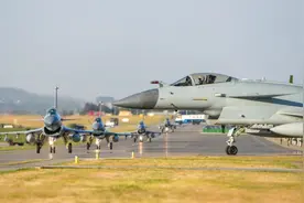 1950年统一之战，解放军集结65万兵力，是谁阻止了收复台湾？图片