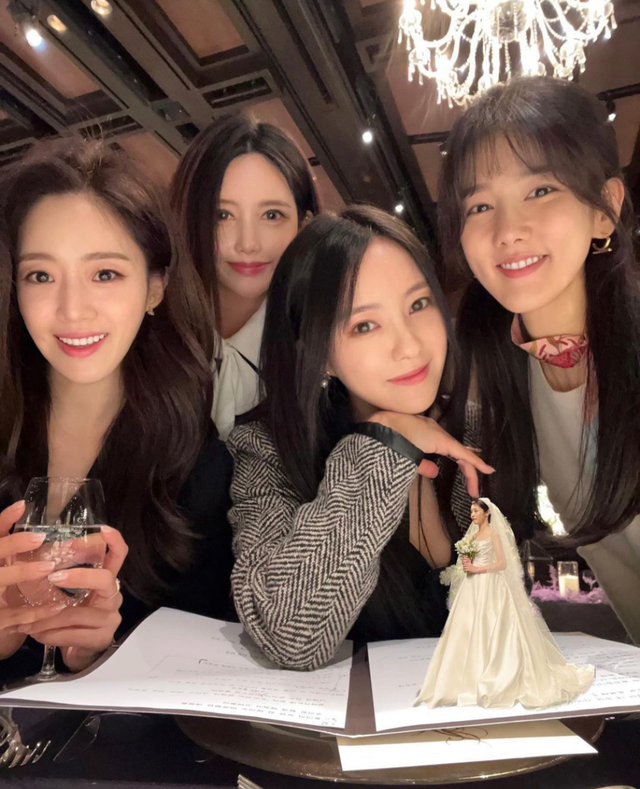 视频中不仅记录了智妍走上婚礼台,还有黄载均表演舞蹈,t-ara成员为其
