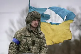 俄红土地激光武器参战，一举摧毁50门美制重炮，给北约敲响警钟！图片