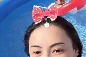 42岁张柏芝不差钱，豪宅里放游泳池，小儿子露正脸长得不像俩哥哥图片