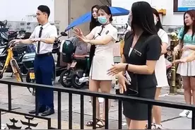 足浴店美女跳舞，大爷每天都准时过来捧场，网友：大爷我就服你图片