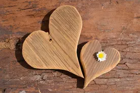 想让女人对你死心塌地，技巧很重要图片