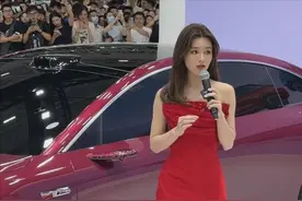 文咏珊一袭红衣亮相粤港澳大湾区车展鸿蒙展台图片