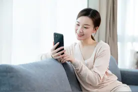 长期在睡前玩手机的人，用不了多久，这6个痛苦或许会落你身上图片