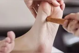 睡前坚持“揉地筋”、“刮肝经”，疏肝理气百病消图片