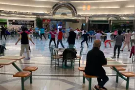 华人大爷大妈广场舞遍地开花！列治文商场的顾客终于愤怒了图片