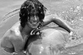 跨物种的“人豚恋”，美国海豚疯狂迷恋饲养员，最后结局令人心碎图片