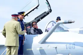 歼10CE正式飞抵巴基斯坦，巴总理亲自收货，并举办盛大迎接仪式图片