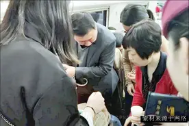 21年湖北女子“一丝不挂”大闹高铁，当众表演全裸劈叉，惊呆乘图片