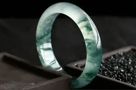 翡翠手镯中的裂纹「自动愈合」后变飘花，这话你信吗？反正我不信图片