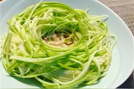 凉拌西葫芦，到底要不要焯水？教你这么做，清脆爽口，味道鲜香图片