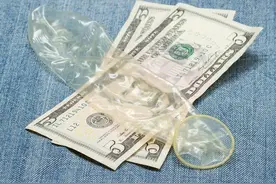 生活小妙招，一招更比一招高，聊聊避孕套那些不为人知的另类用法图片