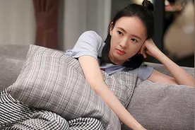 “退了份子钱，滚出去”娘家亲戚婚宴拿袋子抢鲍鱼，新娘掀了饭桌图片