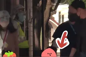 唐嫣女儿萌照曝光，外公接送放学活泼可爱与同学拥抱告别图片