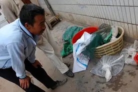 蛇真的能被驯化吗？老汉养2000条五步蛇，掰开蛇嘴喂食，年入千万图片