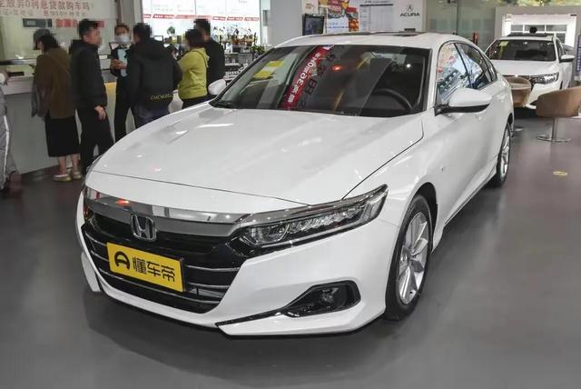 2023款改款帕萨特上市了，售18.19万—25.29万，会比雅阁香吗？
