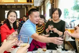 敬酒不会说话？牢记3句敬酒公式，万能好用，让大家对你刮目相看图片