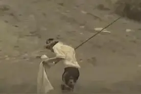 湖南一小伙钓鱼钓到“水猴子”，手臂细长还扑人，专家一看却笑了图片