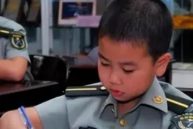 未成年禁止参军，河南8岁少年却被特招成为军官，他有何特殊身份图片