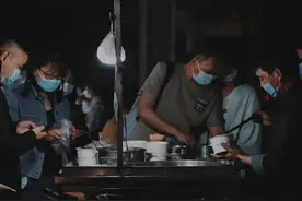 我在深圳摆摊卖臭豆腐：月入三万，秒杀白领图片