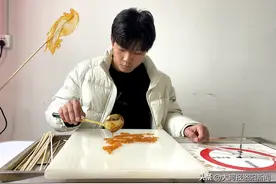 “勺子就是我的耳朵和嘴巴”励志！汝阳一聋哑少年苦学三年，成糖画手艺人图片