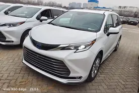 丰田塞纳2022款四驱顶配多少钱 2.5白金版多抬显+腿拖图片