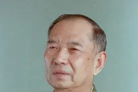 吴克华工作不顾家，上任新疆军区司令员后却说：快把我全家接过来图片