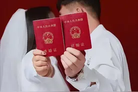 两年前小伙街头表白失败，玫瑰花被单亲妈妈截胡：她不收给我吧~如今他们结！婚！啦！图片