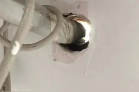 外墙开空调孔提个醒：一定记得堵住，不光防蚊虫防渗水，还能省钱图片