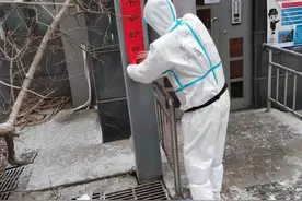 “大白”上门贴福字 博雅西园年味浓图片