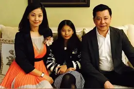 57岁戏骨接妻女到美国团聚！一家四口激动相拥，在豪宅吃大餐庆祝图片