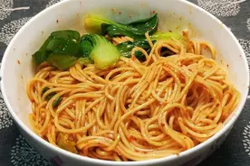 普通面条也能做油泼面，香辣过瘾，几分钟搞定，学会给家人露一手图片