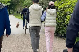 章泽天和刘强东移居英国，夫妻俩穿情侣装出行，手挽手散步秀恩爱图片