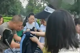 震惊，西安千元校服在校门口地摊仅售100多，标识齐全！图片