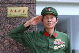 “光荣之家”牌悬挂，背后有特殊意义图片