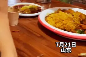 男子跟女友聚餐，女友闺蜜主动给他夹菜，男子反应亮了图片