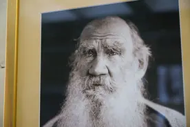 当你的内心悲伤和艰难时如何帮助自己：列夫托尔斯泰的建议图片