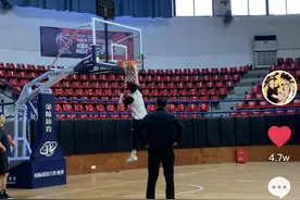 三少全是扣将！徐杰转体180，赵睿背扣轻松拿捏，胡明轩实战暴扣图片