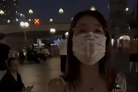 男子18米外吸烟惹怒“小仙女”，被用水瓶砸，网友八万条评论热议图片