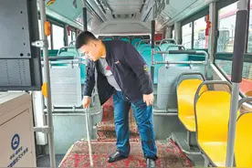 防滑毯、棉坐垫、暖扶手……乌鲁木齐公交开启温暖出行模式图片