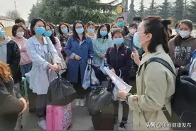 西安交大一附院47名医护进驻国际港务区方舱隔离点开展工作图片