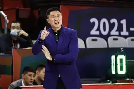 广东队和广州队的比赛结束以后，球迷建议杜锋，这两人可以淘汰了图片