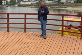 凤栖桐花风光美 老汉纵情沙滩舞图片