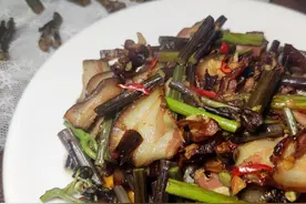 炒蕨菜时，做好焯水这一步，清香脆爽，不苦不涩，唇齿留香好味道图片