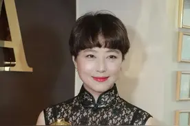 周海媚56岁依旧美艳！穿蕾丝旗袍配黑丝，丰腴身材太撩人图片