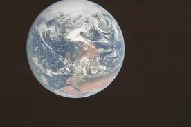 地球重达60万亿亿吨，为何能悬浮于太空中，而不掉入宇宙深处？图片