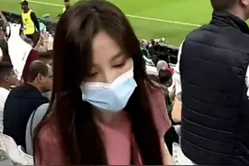 29岁央视主持引不满！世界杯现场拒绝粉丝合影，身材苗条美貌抢镜图片