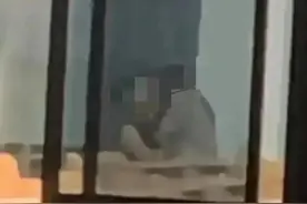 毁三观！四川某学校情侣在教室做不雅事，不关灯被学生围观图片