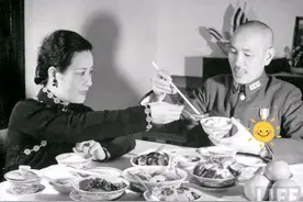 蒋介石与宋美龄吃饭照片，宋爱吃生菜沙拉，蒋说她是羊投的胎图片