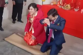 广西一新婚夫妇拜天地，狗子乱入“抢大礼”，奶奶一个巴掌甩过去图片